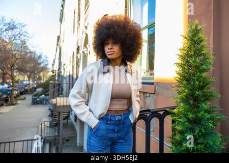 Junge Frau mit Afro-Frisur, die das Stadtleben in manhattan genießt Stockfoto