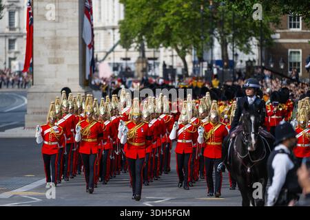 Mitglieder der Haushaltskavallerie gehen dem Sarg der verstorbenen Königin voraus, der auf dem Weg nach Westminster Hall in einem Geschützwagen getragen wurde. Stockfoto