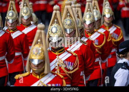 Mitglieder der Haushaltskavallerie gehen dem Sarg der verstorbenen Königin voraus, der auf dem Weg nach Westminster Hall in einem Geschützwagen getragen wurde. Stockfoto