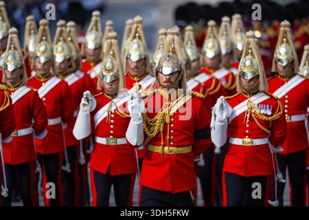 Mitglieder der Haushaltskavallerie gehen dem Sarg der verstorbenen Königin voraus, der auf dem Weg nach Westminster Hall in einem Geschützwagen getragen wurde. Stockfoto
