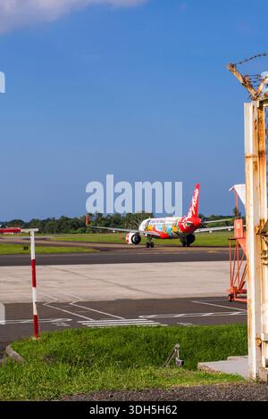 Sabah, Malaysia - 18. Januar 2026: AirAsia-Flugzeuge auf einem Rollweg von hinten gesehen Stockfoto