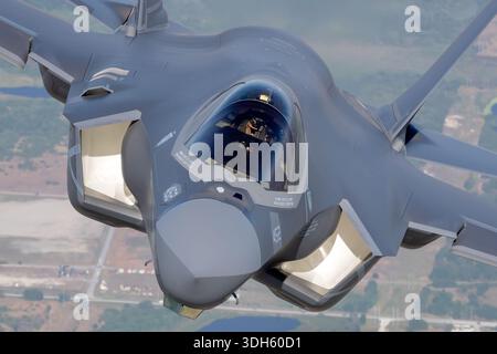 Dieses Foto zeigt einen Lockheed Martin F-35C Lightning II der US Navy von VFA-125 Rough Raiders, der 2025 auf der Sun N Fun Aerospace Expo in Florida im Flug war. Das NJ-452 ist ein einsitziger, trägerfähiger Stealth-Mehrzweckjäger. Die Nahansicht von Luft zu Luft zeigt den Piloten im Cockpit. Der F-35C wird von einem Pratt & Whitney F135-PW-100 Turbofan-Motor angetrieben und verfügt über klappbare Flügel, verstärktes Fahrwerk und fortschrittliche Avionik. Stockfoto