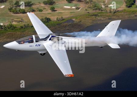 Marganski und Myslowski MDM-1 Fox Kunstflugsegler mit der Registrierung N15FJ Seriennummer 256 in Nahaufnahme der Piloten während der Luft für einen Flug auf der Sun N Fun Aerospace Expo Florida 2025, wo sich das Flugzeug mit einer Rauchshow auszeichnet ein zweisitziges Segelflugzeug aus Verbundwerkstoff mit geraden Flügeln mit transparentem Haubendach und T-Heck für fortgeschrittene Kunstflugunterricht und der Wettkampf wurde als unangetriebenes Flugzeug ohne Triebwerk geflogen und wurde verwendet, um präzise Manövrierfähigkeiten während der organisierten Luftfahrt-Ausstellung zu demonstrieren Leistung Stockfoto