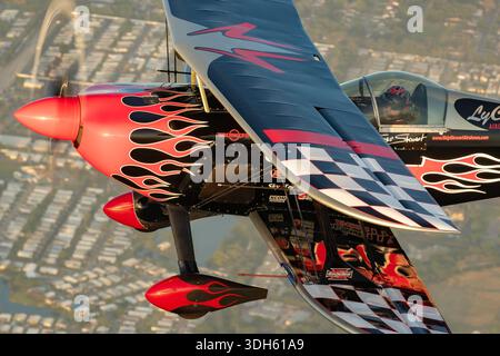 Die Pitts S-2S Prometheus (N540S) ist ein zweiflügiges Kunstflugzeug, das von einem Lycoming AEIO-540-Triebwerk angetrieben wird. Das Flugzeug führt rauchfreie Kunstflugzeuge auf der Sun 'n Fun Aerospace Expo, Florida 2025 aus. Eine Nahansicht des Piloten erfasst Luft-Luft-Manöver. Der S-2S verfügt über eine biplane Konfiguration, eine kurze Flügelspanne und einen leichten Rahmen und ist für Kunstflugmanöver mit hohem Gewicht und Präzisionsflug auf Wettkampfniveau konzipiert. Stockfoto