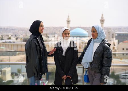 Junge muslimische Freunde hängen zusammen Stockfoto