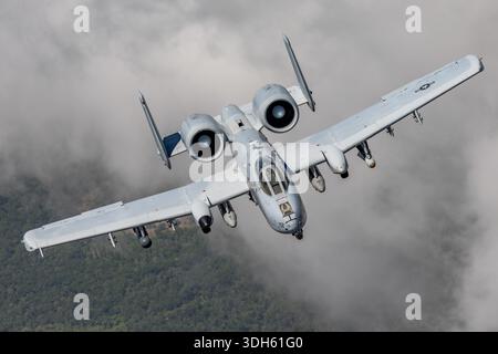 Die U.S. Air Force Fairchild A-10 Thunderbolt II, Reg. 78-0702, ist ein einsitziges, zweimotoriges Nahluftflugzeug, das als Warthog bekannt ist. Angetrieben von zwei General Electric TF34-GE-100 Turbofan-Motoren mit Titanpanzerung, geraden Flügeln und einer großen GAU-8 Avenger 30-mm-Kanone führt er Luft-Luft-Demonstrationen auf der Sun N Fun Aerospace Expo Florida 2025 durch. Das Flugzeug demonstriert präzise Angriffe, Manövrierfähigkeit und Pilotenschutz bei öffentlichen Ausstellungsflügen. Stockfoto