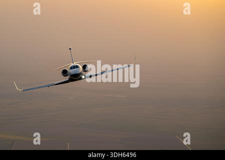 Air-to-Air-Bild des von Prince Aviation betriebenen Dassault Falcon 2000LX Business Jets. Das Flugzeug ist in Serbien YU-FVJ registriert und trägt die Seriennummer 386 des Herstellers. Der Falcon 2000LX wird von zwei Pratt & Whitney Canada PW308C Turbofan-Motoren angetrieben und für Langstreckenreisen konfiguriert. Das Flugzeug wurde während der Serbian Airpower 2025 fotografiert und ist im kontrollierten Flug zu sehen. Es betont sein aerodynamisches Flügeldesign, die Motorgondeln und die ausgewogenen Proportionen. Stockfoto