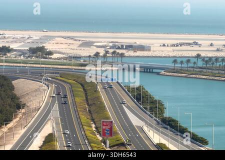 Doha, Katar - 05. Januar 2026: Landeansicht des internationalen Flughafens Hamad aus dem Flugzeug Stockfoto