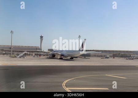Doha, Katar - 05. Januar 2026: Flugzeuge von Qatar Airways auf der Landebahn des internationalen Flughafens Hamad. Stockfoto
