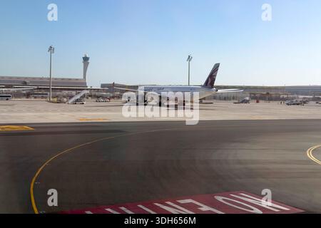 Doha, Katar - 05. Januar 2026: Flugzeuge von Qatar Airways auf der Landebahn des internationalen Flughafens Hamad. Stockfoto