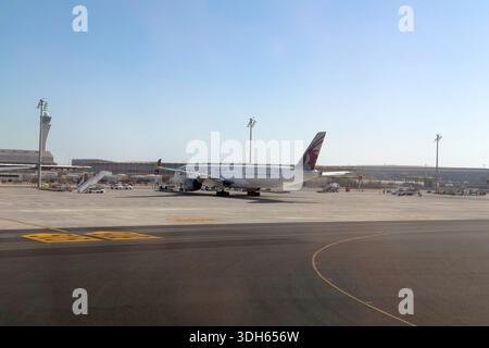 Doha, Katar - 05. Januar 2026: Flugzeuge von Qatar Airways auf der Landebahn des internationalen Flughafens Hamad. Stockfoto
