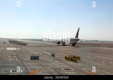 Doha, Katar - 05. Januar 2026: Flugzeuge von Qatar Airways auf der Landebahn des internationalen Flughafens Hamad. Stockfoto