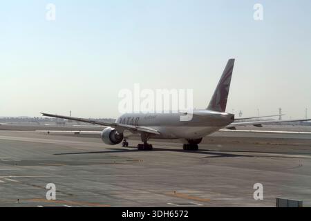 Doha, Katar - 05. Januar 2026: Flugzeuge von Qatar Airways auf der Landebahn des internationalen Flughafens Hamad. Stockfoto