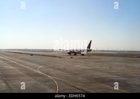 Doha, Katar - 05. Januar 2026: Flugzeuge von Qatar Airways auf der Landebahn des internationalen Flughafens Hamad. Stockfoto