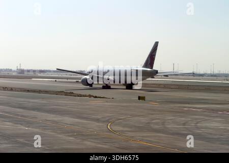 Doha, Katar - 05. Januar 2026: Flugzeuge von Qatar Airways auf der Landebahn des internationalen Flughafens Hamad. Stockfoto