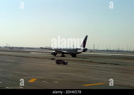 Doha, Katar - 05. Januar 2026: Flugzeuge von Qatar Airways auf der Landebahn des internationalen Flughafens Hamad. Stockfoto