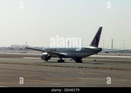 Doha, Katar - 05. Januar 2026: Flugzeuge von Qatar Airways auf der Landebahn des internationalen Flughafens Hamad. Stockfoto