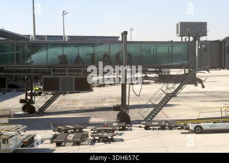 Doha, Katar - 05. Januar 2026: Flugzeuge von Qatar Airways auf der Landebahn des internationalen Flughafens Hamad. Stockfoto