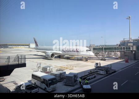 Doha, Katar - 05. Januar 2026: Flugzeuge von Qatar Airways auf der Landebahn des internationalen Flughafens Hamad. Stockfoto