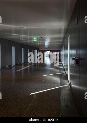 Doha, Katar - 5. Januar 2026: Im Hamad International Airport of Arrival Lounge Doha, Katar Stockfoto