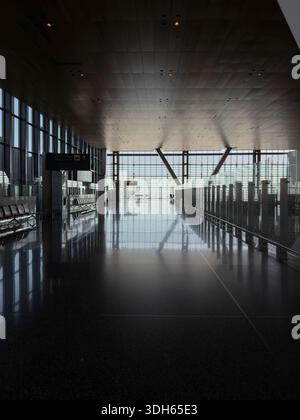 Doha, Katar - 5. Januar 2026: Im Hamad International Airport of Arrival Lounge Doha, Katar Stockfoto