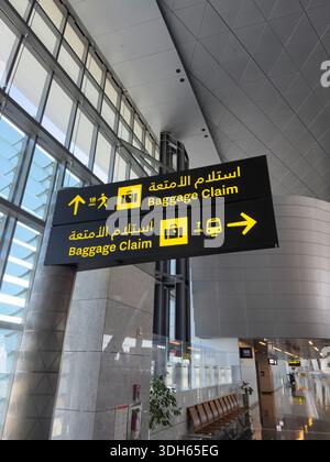 Doha, Katar - 5. Januar 2026: Im Hamad International Airport of Arrival Lounge Doha, Katar Stockfoto