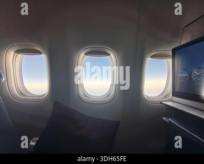 Doha, Katar - 05. Januar 2026: Flugzeugfenster auf einem internationalen Flug von Karatschi nach Doha Stockfoto