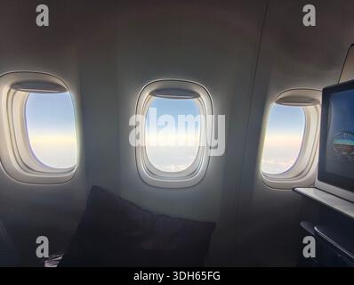 Doha, Katar - 05. Januar 2026: Flugzeugfenster auf einem internationalen Flug von Karatschi nach Doha Stockfoto