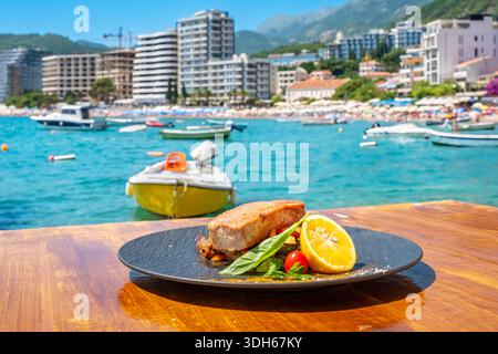 Thunfischsteak auf schwarzem Teller im Café im Freien. Rafailovici, Montenegro Stockfoto
