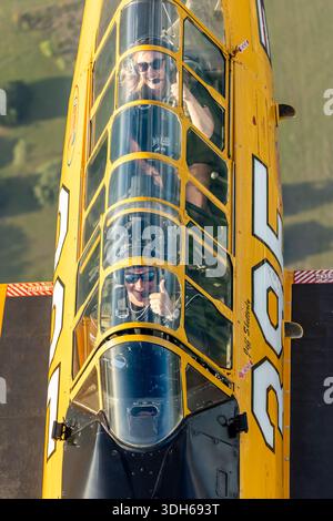 Die nordamerikanische SNJ-6 Texan, Harvard, N3639F, alternative Seriennummer 148112, Militärcode 395, die Serie 121-42981, betrieben von Dodson International Parts, wird auf der Sun N Fun Aerospace Expo Florida 2025 in der Displayfarbe der U.S. Navy präsentiert. Die Luft-Luft-Fotografie hebt die Nahaufnahme des Piloten hervor. Die SNJ-6 ist ein einmotoriger, niederflügeliger Fortgeschrittenentrainer mit Pratt & Whitney R-1340 Radialmotor, der für Pilotentraining, Kunstflug und Formationsübungen eingesetzt wird. Stockfoto