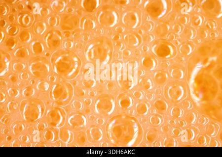 Blasen in pfirsichfarbener Farbe 2024. Schöner, attraktiver Hintergrund. Ultra-Makrofotografie Stockfoto