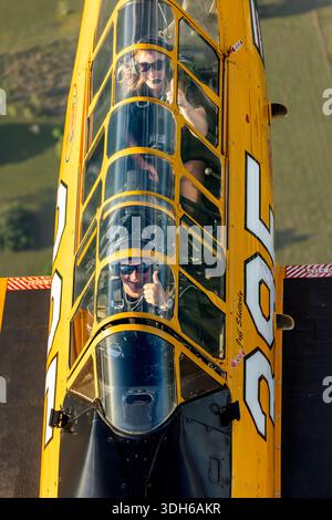 Abgebildet ist das nordamerikanische Modell SNJ-6 Texan, Harvard, registriert N3639F, alternative Seriennummer 148112, Militärcode 395, die Serie 121–42981 wurde von Dodson International Parts auf der Sun N Fun Aerospace Expo Florida 2025 in den Farben der US Navy betrieben. Die Luft-Luft-Ansicht erfasst den Piloten im Cockpit. Die SNJ-6 ist ein einmotoriges, niederflügeliges Trainingsflugzeug mit Pratt & Whitney R-1340-Radialmotor, das für Fortgeschrittene, Kunstflugzeuge und Formationsflüge bestimmt ist. Stockfoto