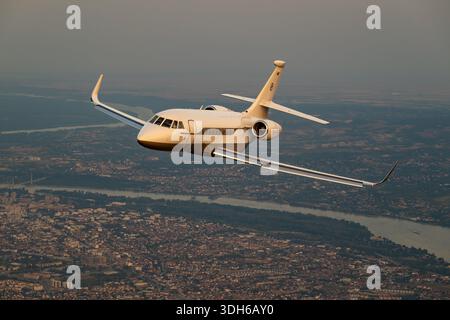 Luft-Luft-Foto des Dassault Falcon 2000LX, betrieben von Prince Aviation, registriert YU-FVJ mit Seriennummer 386. Der zweimotorige Unternehmensjet verwendet Pratt & Whitney Canada PW308C Turbofan-Motoren und ist für den effizienten Betrieb über lange Strecken ausgelegt. Das Flugzeug wurde während der Serbian Airpower 2025 aufgenommen und ist im geraden und Ebenen Flug zu sehen. Es bietet einen klaren Blick auf die Rumpfkonturen, die Flügelfederung und die Heckanordnung. Stockfoto