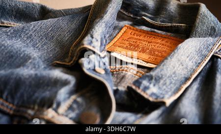 Blaue Denim Trucker Jacke In Nahaufnahme Stockfoto