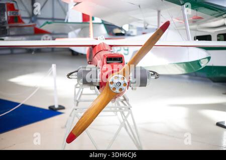 Vintage-Triebwerk mit festem Flügel und Holzpropeller mit historischer Technik Stockfoto