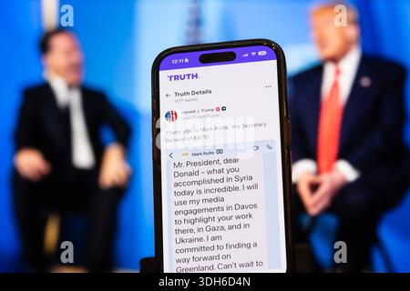 Madrid, Spanien. Januar 2026. Trump veröffentlichte Bilder von Truth Social über Botschaften von Mark Rutte, in denen er Donald Trump für seine angeblichen Errungenschaften in Syrien, Gaza und der Ukraine lobte und Davos und Grönland in dieser Fotoillustration erwähnte. Dies geschieht nach dem Leck von Gesprächen mit Emmanuel Macron, dem Präsidenten Frankreichs. Quelle: Diego Martínez/Alamy Live News. Stockfoto