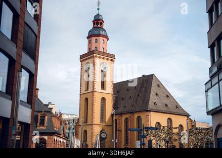 Ein historischer Kirchturm steht inmitten moderner Architektur im Herzen der Frankfurter Altstadt Stockfoto