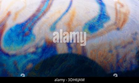 Lebendiger abstrakter Hintergrund mit schwindelnden blauen und orangen fließenden Formen, organischen Texturen und weichen Verläufen für kreative Designs. Stockfoto