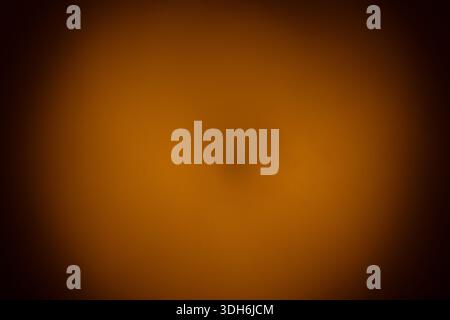 Weicher, warmbrauner Hintergrund mit Farbverlauf und dezentem Vignetteneffekt, ideal für Design, Präsentationen oder Web-Nutzung. Stockfoto