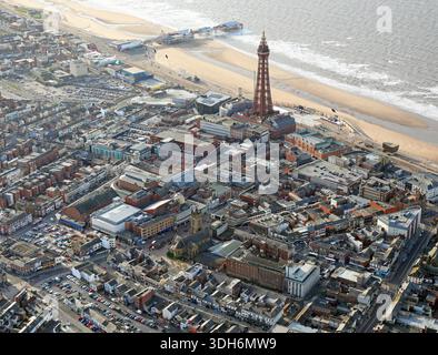 Blick aus der Vogelperspektive auf die Skyline des Stadtzentrums von Blackpool mit dem berühmten Blackpool Tower und dem Blackpool Opera House im Vordergrund Stockfoto