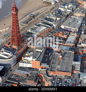 Blick aus der Vogelperspektive auf die Skyline des Stadtzentrums von Blackpool mit dem berühmten Blackpool Tower Stockfoto