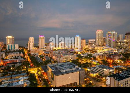 Erhöhte Aussicht auf die Innenstadt von St. Petersburg, Florida am Abend. Stadtentwicklung und beleuchtete Skyline. Stockfoto