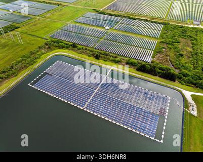 Schwimmendes Solarstromanlage auf Wasseroberfläche zur Erzeugung sauberen und nachhaltigen Stroms. Konzept der emissionsfreien Energieerzeugung Stockfoto