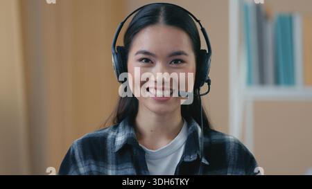 Asiatisch Koreanisch glücklich lächelnde Geschäftsfrau Headset Kopfhörer sprechende Kamera Videoanruf Fernkonsultation japanisches weibliches Mädchen Geschäftsfrau online Stockfoto