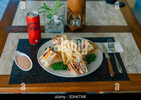 club Sandwich mit Pommes frites und einem Getränk. Los Angeles, USA - 1. Oktober 2025. Hochwertige Fotos Stockfoto