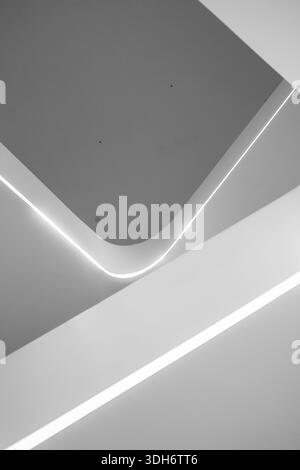 Abstrakte minimalistische architektonische Details mit geschwungenen Linien und integrierter LED-Beleuchtung. Stockfoto