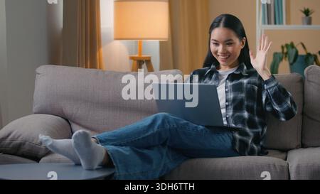Asiatische koreanische Geschäftsfrau Videoanruf zu Hause mit Laptop Webcam Freelancer Frau winkend Hallo sprechende Online-Konferenz japanisches Mädchen Chat Remote Stockfoto