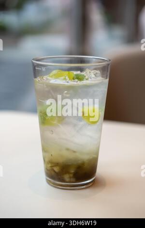Ein Glas grüne Traubenade von Shine Muscat Stockfoto