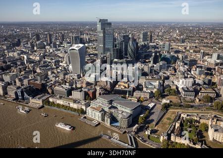 Aus der Vogelperspektive auf die Themse, die den Himmel widerspiegelt, im Gegensatz zu den hochragenden Wolkenkratzern der Stadt, einschließlich Gherkin und Walkie-Talkie, London, Uni Stockfoto