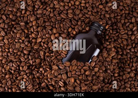 Eiskalter Kaffee in leerem Etikett auf der Glasflasche in gerösteter Kaffeebohne. Arabica, bereit zum Trinken Stockfoto